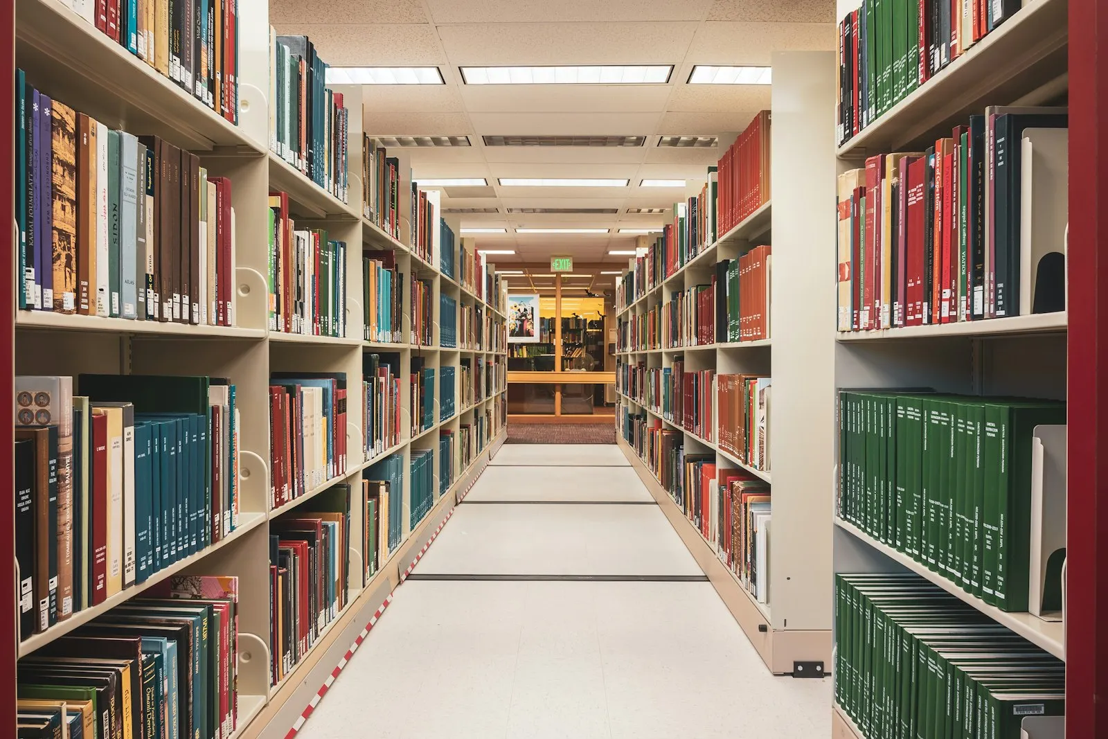 A long row of books on library shelves